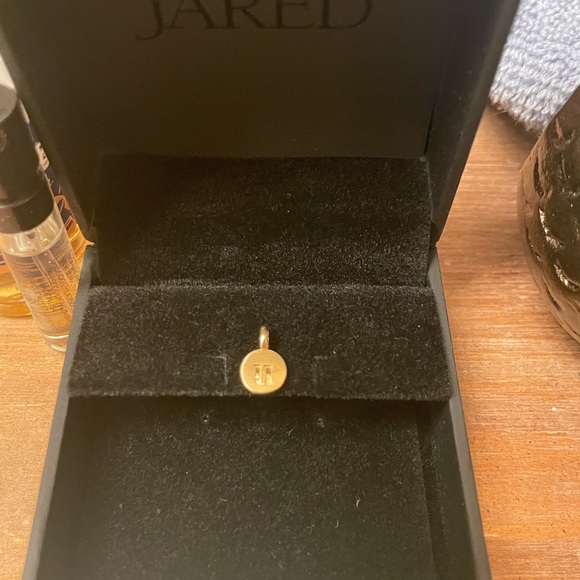 Alex Woo Mini Charm 14k Yellow Gold Letter “U” - Picture 3 of 4